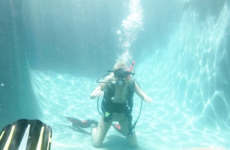 Ангелина Эш трахается под водой и занимается диким хуесосом
