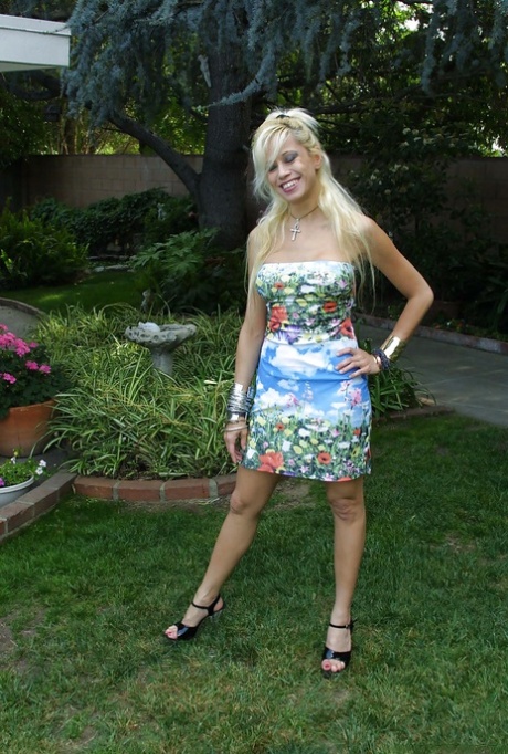 La blonde Alex Dane montre son joli cul sexy et juteux dans le jardin.