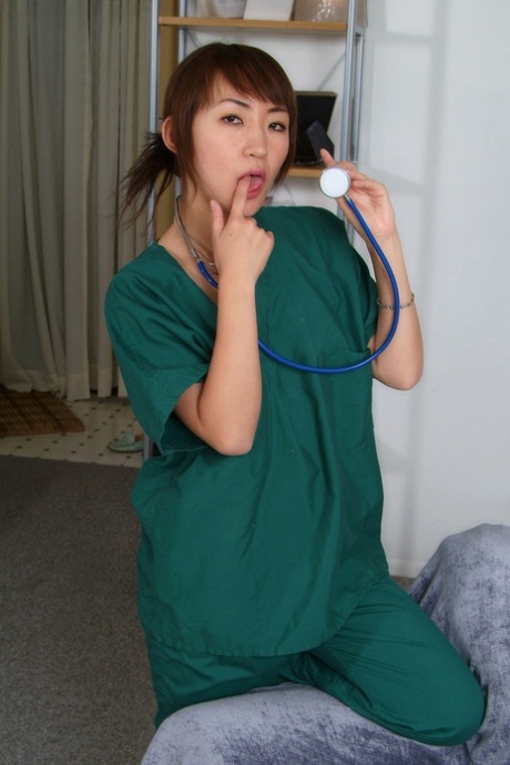 Belleza asiática Kuki está demostrando sus tetas pequeñas desnudas en cam