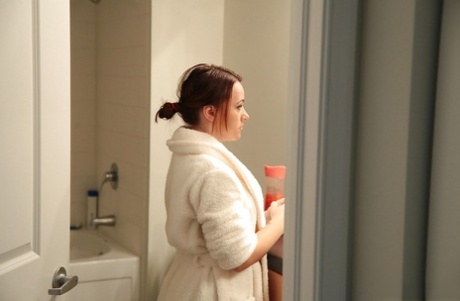 Alisa Ford kleedt zich uit in haar bad en speelt met tieten