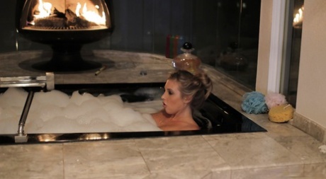 Samantha Saint is taking bath and showing off her awesome long legs