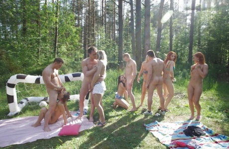 Chicas sexys follan con tíos cachondos en pleno bosque.