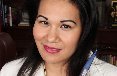 Feta asiatiska Susie Jhonson petar in sitt vackra lilla hål på kameran