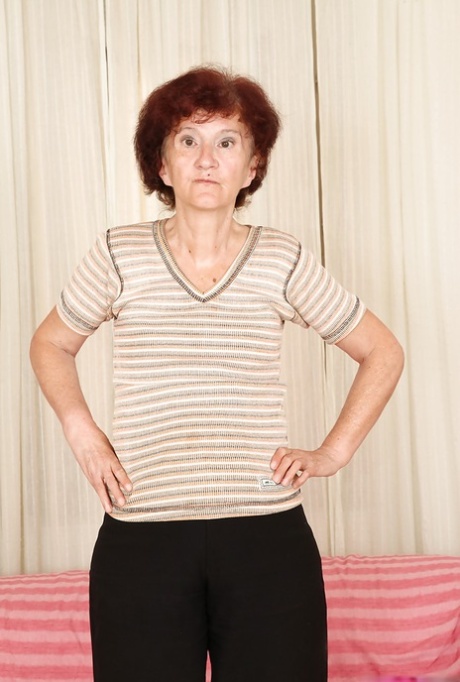 La mamie rousse Marcelina se montre nue dans la chambre à coucher !