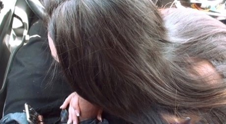 Udendørs blowjob i bilen af sexet brunette-teenager Paisley Parker