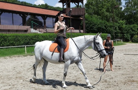 ポルノスターAletta Oceanは、メガネで馬に乗ってアウトドアをしています。