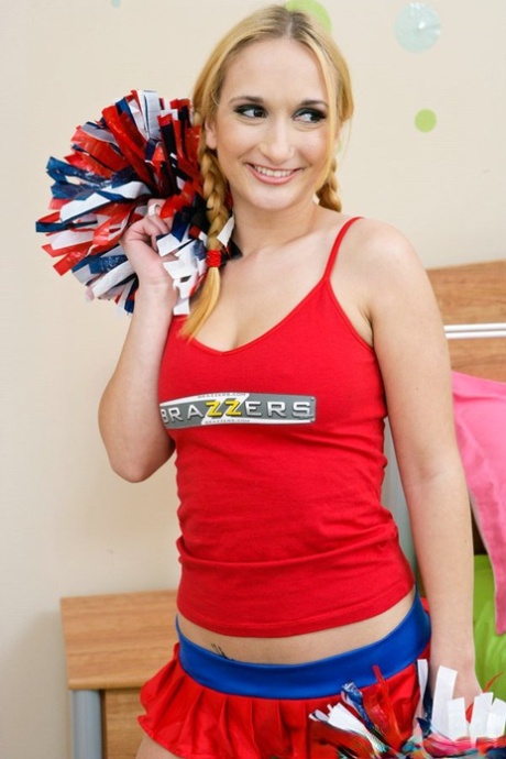 Grote tieten cheerleader Leslie Love spreidt en vingert kutje