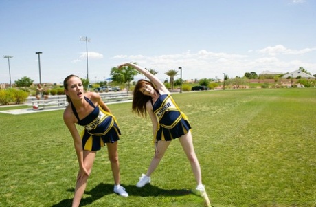 Cheerleader Leslie Love får en pik i hendes fisse og cum på hendes ansigt