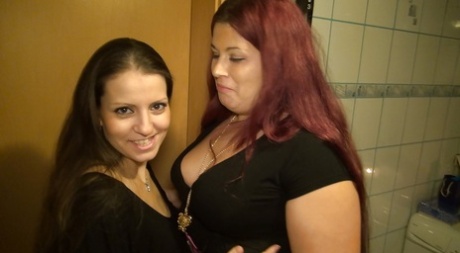 La lesbiana amateur Larissa Gold y su gf Cora Kitty se follan