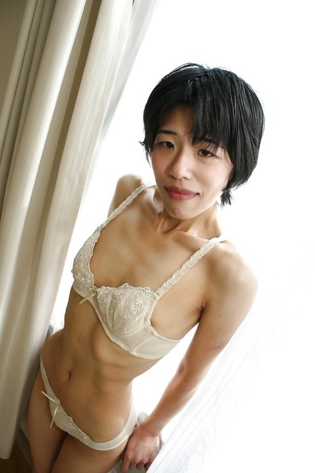 Magere Aziatische milf Shinobu Funayama kleedt haar lingerie uit