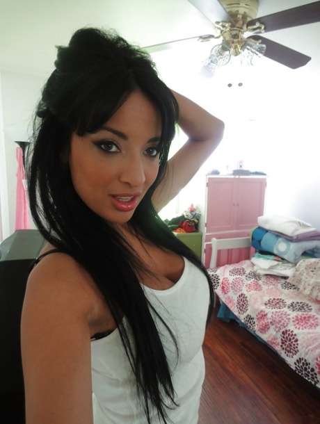 Anissa Kate, mulher latina e ordinária, filma o seu próprio espetáculo de nus a solo