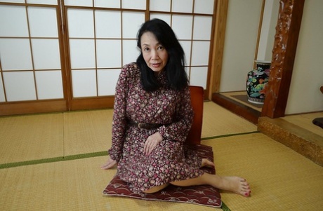 Nærbilder av hårete fitter av den modne asiatiske damen Tsuyako Miyataka.
