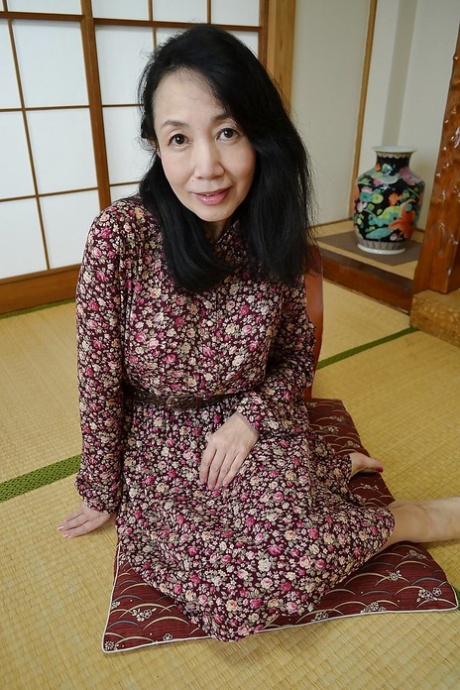 Lelijke Aziatische rijpe dame Tsuyako Miyataka en haar zeer harige kutje