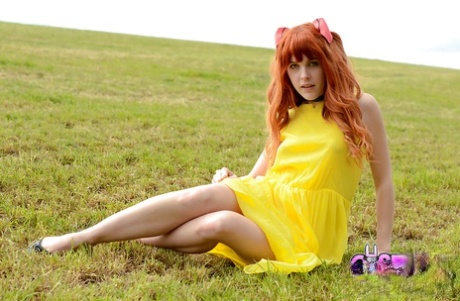 Amarna Miller posa con un precioso vestido amarillo al aire libre