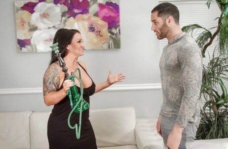 Maci Maguire is a tattoo covered mom that loves giving blowjobs