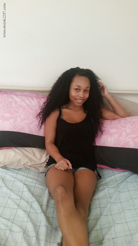 Den unge sorte teenager Alana blotter alle sine naturlige sorte bryster og giver handjob