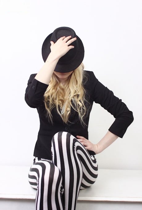 Den blonde amatørjenta Bella Lei poserer forførerisk i svart hatt