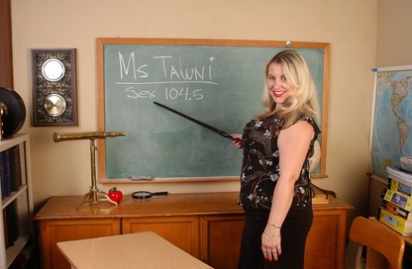 Sexy fat teacher Tawni showing off her phat ass in classroom