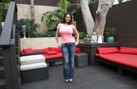 Hot MILF Ava Addams posiert oben ohne im Freien in Jeans und High Heels