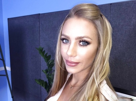 Nicole Aniston, secrétaire de bureau, exhibe ses longues jambes et ses fesses au travail