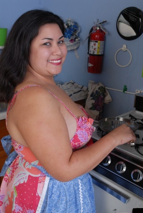 BBW Tyung strippar naken och slickar sina egna bröstvårtor i köket