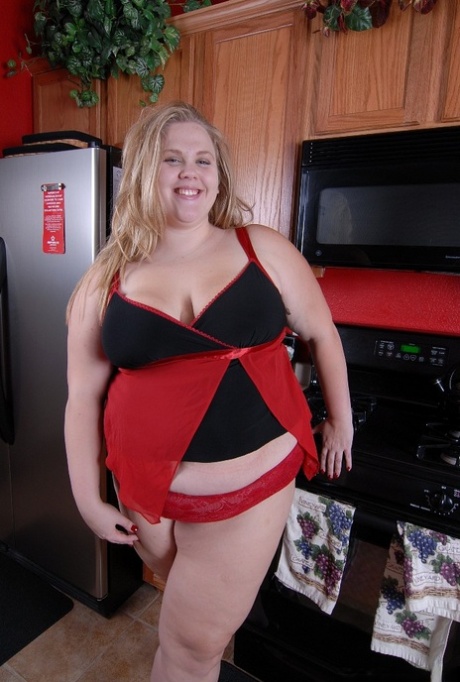 A loira BBW Christina exibe as suas mamas grandes e gordas na cozinha