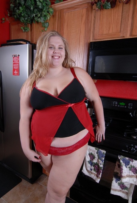 La rubia BBW Christina hace alarde de sus grandes tetas gordas y su coño en la cocina