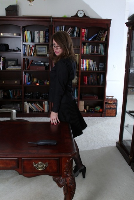 A MILF com mais de 40 anos Joanie Bishop é uma secretária sexy com meias-calças e saia