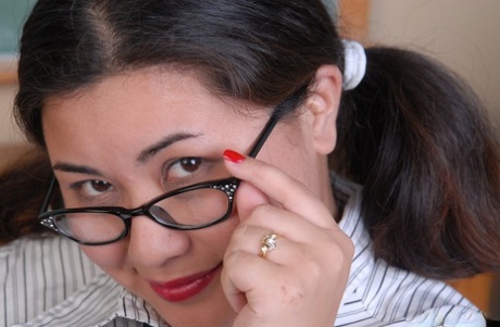 Fetknopp med glasögon gör mer än undervisar i klassrummet efter strippning