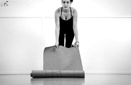 Anjali, une jeune femme brune et amatrice, fait du yoga nue