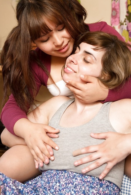 Unge lesbiske Anahi og Maylin tungekysser og spiser røv