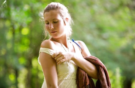 La bionda esordiente Lucie L si toglie il vestito bianco per una masturbazione nuda