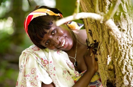 Äldre svart kvinna Lewa naken i skogen för debut som nakenmodell