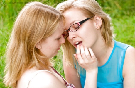 Coeds Kylie H und Noa saugen Titten und Fotzen in der freien Natur