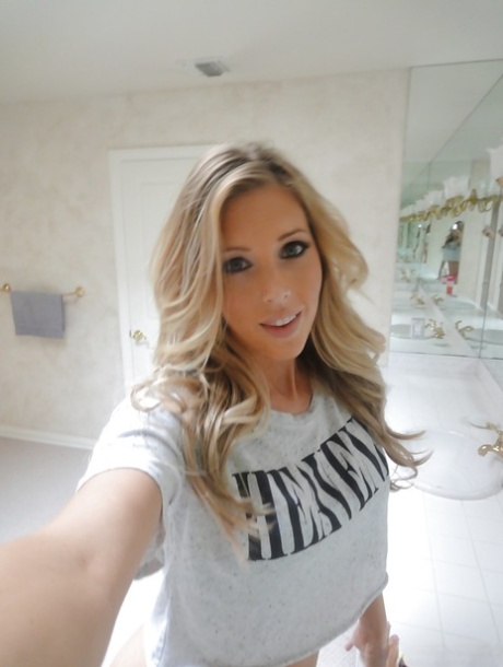 Unge, blonde Samantha Saint tar naken-selfies på badet