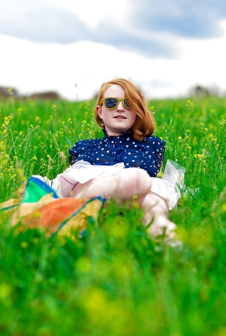 Roodharige amateur chick Isadora pronkt buiten met harige muff en oksels