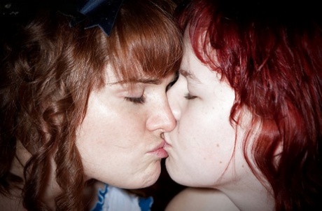 De lubne lesbene Jette og LeeLee deler et kyss og slikker fete fitter
