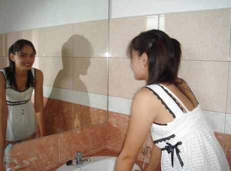 Seksowna tajska nastolatka pokazuje ciało młodej dziewczyny po nagości w łazience