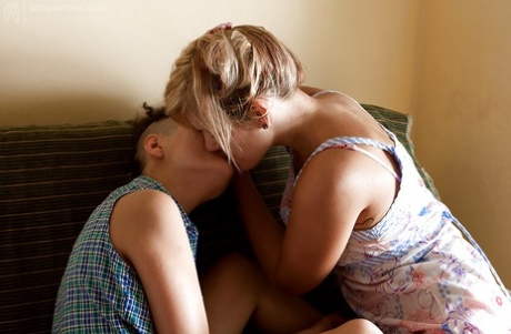 Jonge potten Juliette K en Lynley zijn heet om harige kutjes te eten