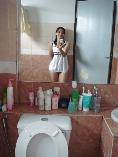 Pequeña tailandesa se autofoto antes de desnudarse en el baño