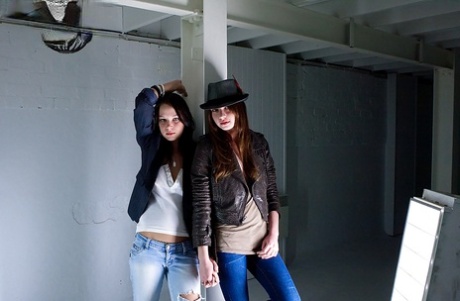 As adolescentes Carly T e Rebekah tiram as calças de ganga rasgadas para modelar nuas