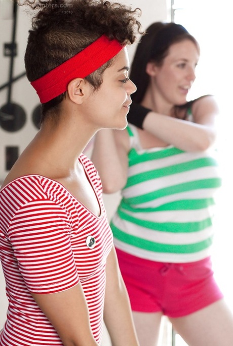 Des jeunes filles aux cheveux poilus s