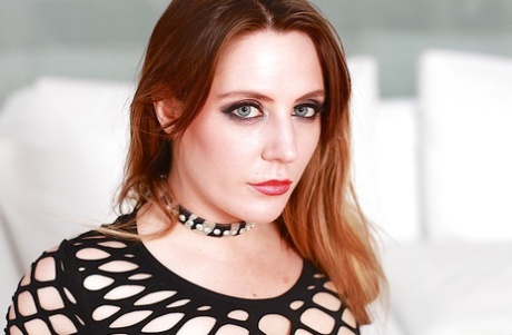 Fetishmodellen Samantha Bentley klædt som en luder i gennemsigtig nettop