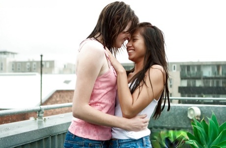 Jovens amadoras Larissa M e Silvie partilham beijos de língua ao ar livre