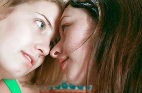 Lesbiska Carly T och Kara D kysser varandra innan de fingrar varandras fitta