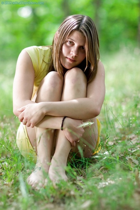 Brighid, jeune fille naturelle au visage frais, se déshabille en plein air