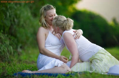 As jovens loiras Anneke e Sue-Ann fazem amor durante sexo lésbico ao ar livre
