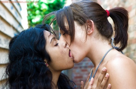 Indická lesbička Kiki líbá jazykem bílou přítelkyni Lou-Ellyn venku