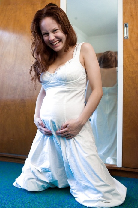Den gravide amatøren Rosanna viser frem magen og de svulmende brystene.