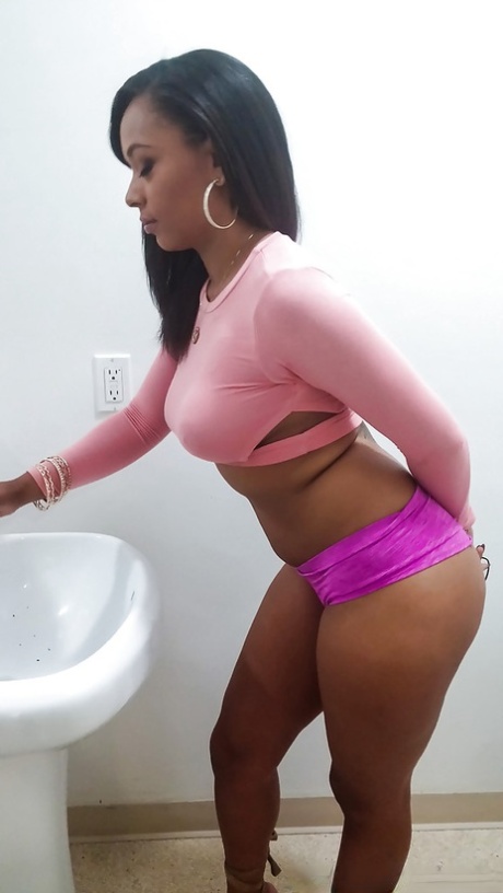 A miúda negra curvilínea Porsha Carrera a tirar selfies das suas grandes mamas negras